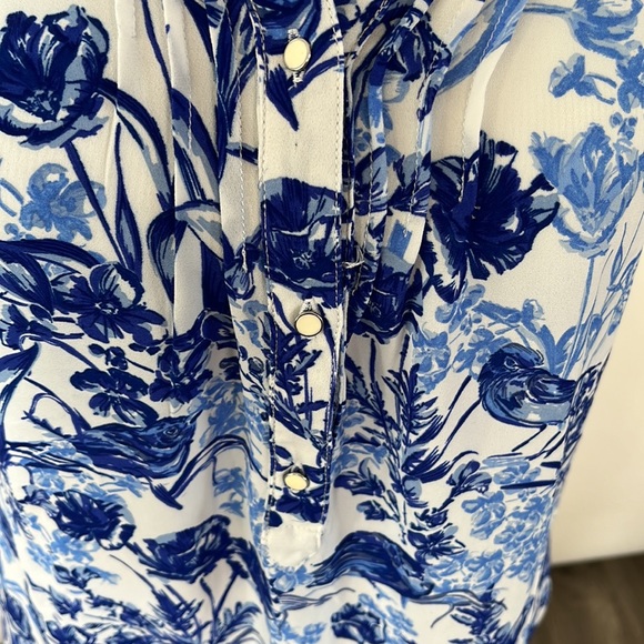 DYNAMITE FLORAL SLEEVELESS BLOUSE - Picture 4 of 6